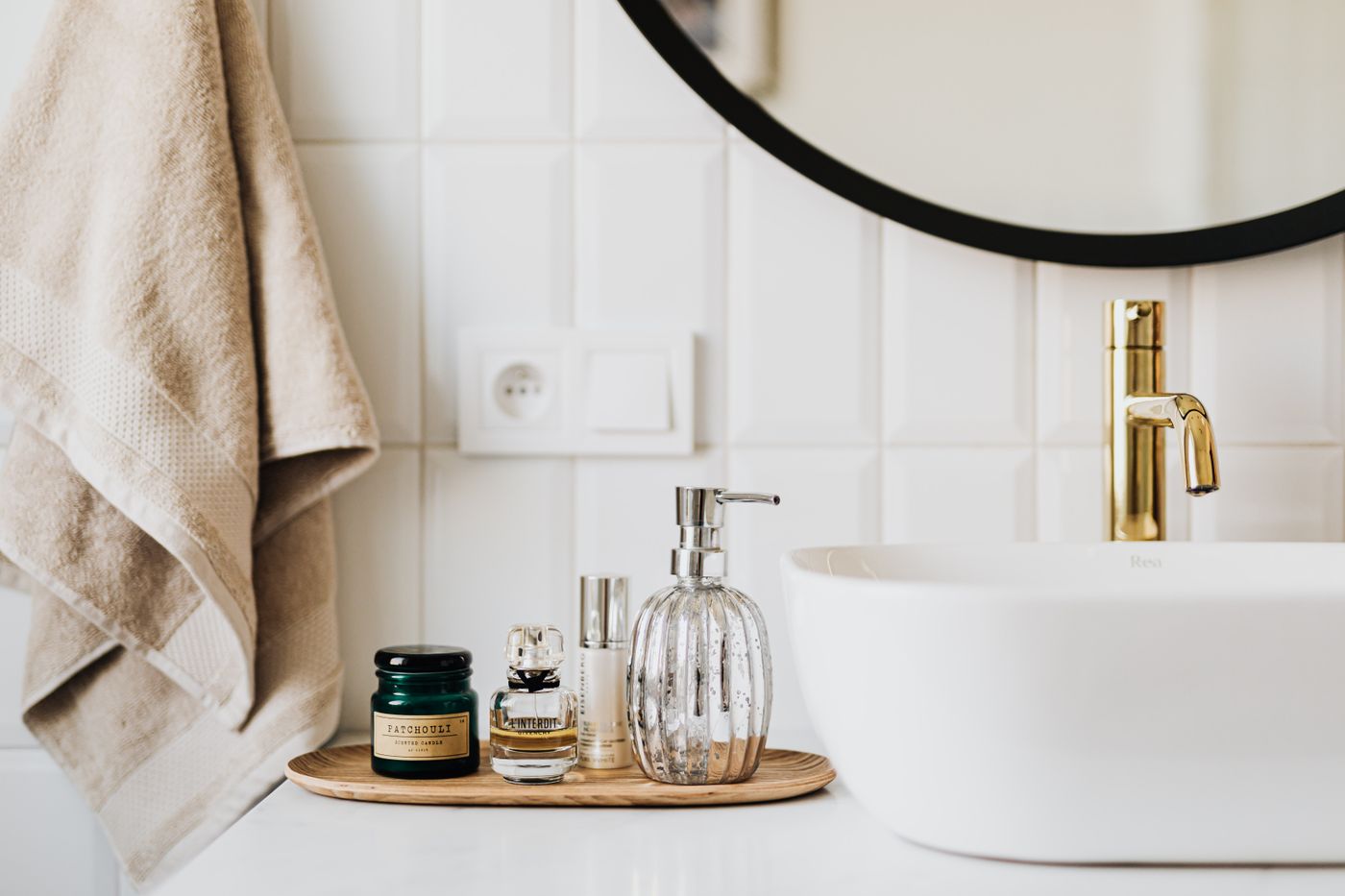 Salle de bain propre et rangée
